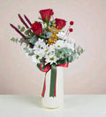 Beyaz Çizgili Vazoda 3 Kırmızı Gül ve Papatyalar